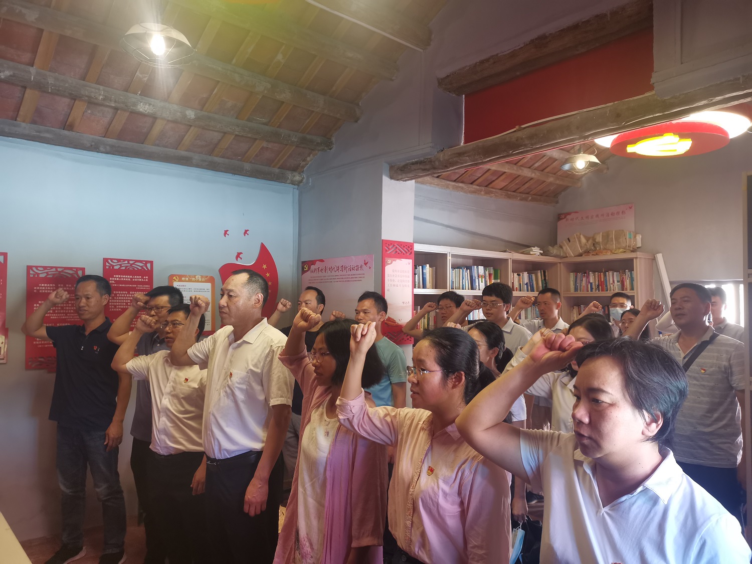 1622102657136303.jpg 重温入党誓词1.jpg